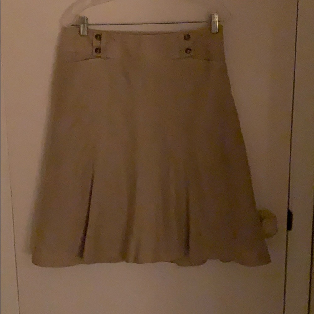 A beautiful fully lined Ann Taylor pleated skirt.